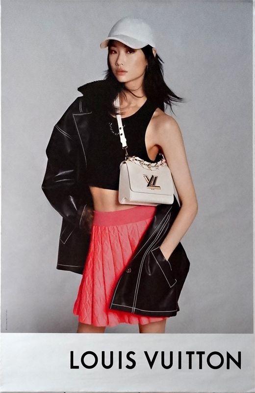 AFFICHE / POSTER 120 x 175 cm sac à main Louis Vuitton avec Léa