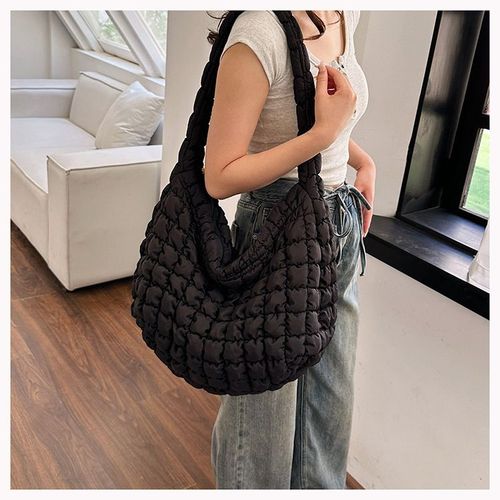 Sac Léger En Nylon Matelassé Avec Rembourrage D'épaule. Le Noir