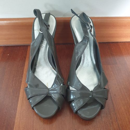 1 Paire D'escarpin, Gris Foncé, Brillant, Taille 38, En Très Bon État, Marque André Hauteur Talon 10cm