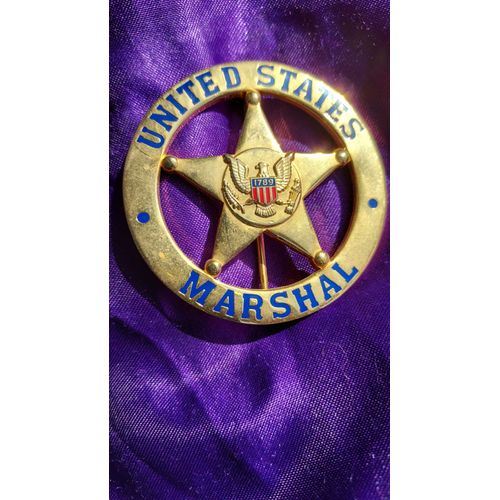 Badge Insigne United States Marshal 1789 En Métal Doré Bleu Et Rouge 42 Grammes 5.9 Cm De Large Marque Bellingham & Carrington Réplique Objet De Décoration