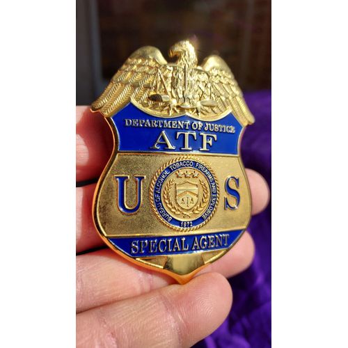 Badge Insigne Atf Department Of Justice Us Special Agent Bureau Of Alcohol Tobacco Firearms And Explosive 1972 En Métal Doré Et Bleu 79 Grammes 7.5 Cm De Haut Réplique Objet De Décoration