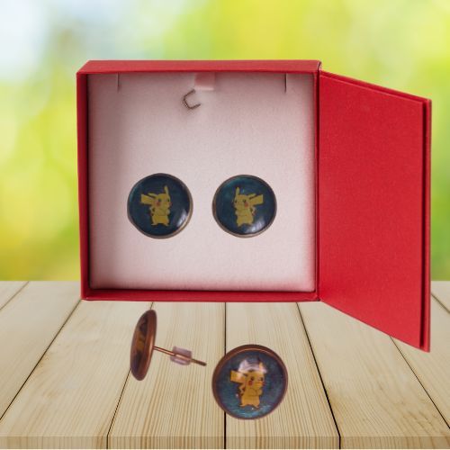 Boucles D'oreilles Clou Pokémon Pikachu Sur Fond Vert