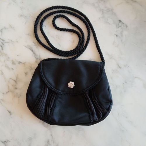Sac pochette satinée noire pour soirée.