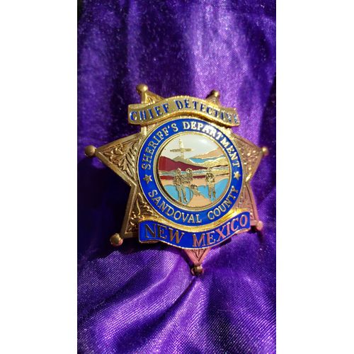 Badge Insigne Sheriff's Department Sandoval County New Mexico Chief Detective En Métal Doré Bleu Blanc Marron 58 Grammes 7.5 Cm De Diamètre Poinçons Au Dos Objet De Décoration Réplique