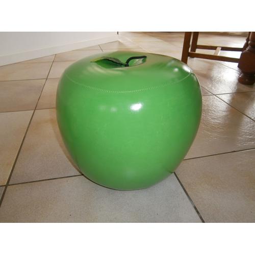 Pouf Pomme Verte Vintage En Skaï 3 Pieds Feuille En Tissu Hauteur 27 Cm Diamètre Maximum 32 Cm En Très Bon État
