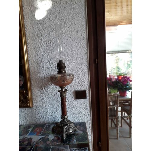 Très Belle Lampe À Pétrole Ancienne Avec Globe En Verre Et Motifs Peints.