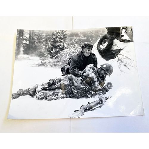 Bastogne (Battleground) - Photo De Presse Argentique - Format 17,5x23,5 Cm - De William A. Wellman Avec Van Johnson, John Hodiak, Ricardo Montalbán, George Murphy - 1949 Ressortie #