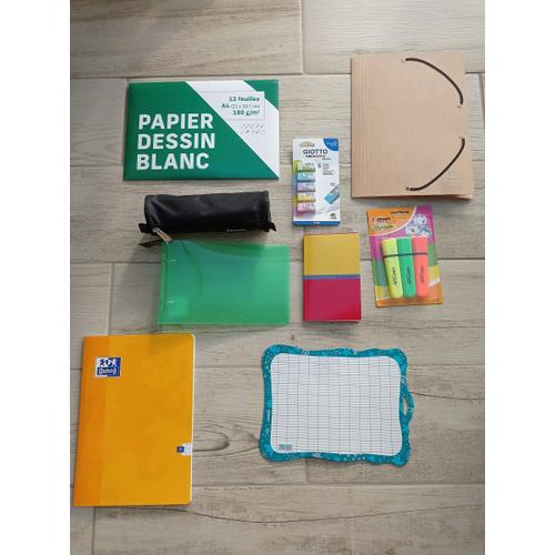 Lot De Fournitures Scolaires (Cahier, Classeur, Pochette, Etc)