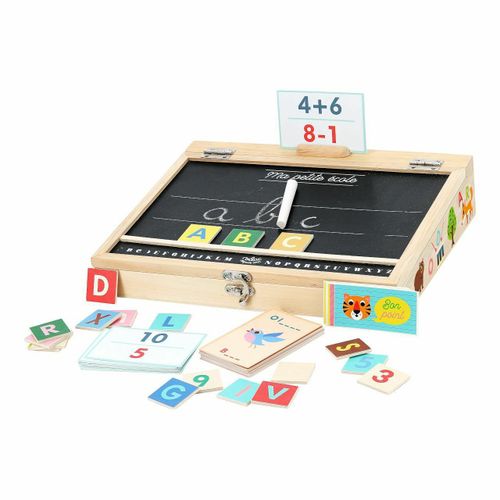 Une Petite Table Scolaire Avec Des Accessoires