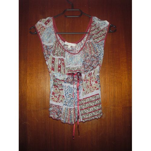 Top Multicolore Marque La Petite Française, Dentelle En Bord De Col Et De Manches, Taille S/M, Petit Noeud En Satin Rouge À La Taille, Fantaisie Froncé, 100% Polyester.