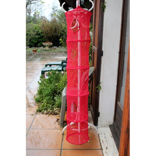 Suspension Tubulaire Décorative D'un Beau Rouge Vif.