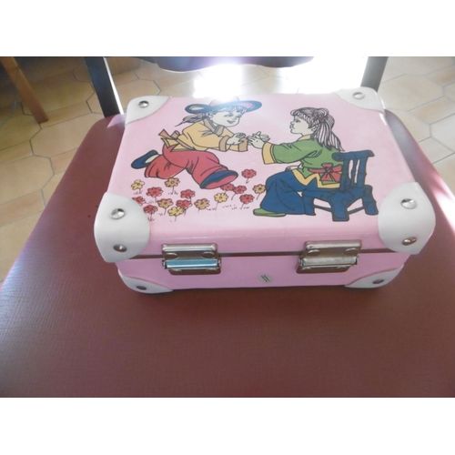 petite valisette enfant rose carton fort avec couple enfants