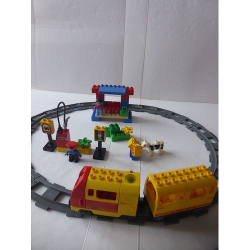 LEGO DUPLO Train à Piles avec Circuit de Rails, Quai de Gare et 2 Figurines
