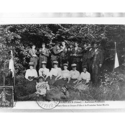 Photographie Ancienne Noir Et Blanc Representant Carte Postale De Dampleux - 02 - Aisne - Anciennes Coutumes Jeunes Gens Et Jeunes Filles A La Fontaine Saint Martin