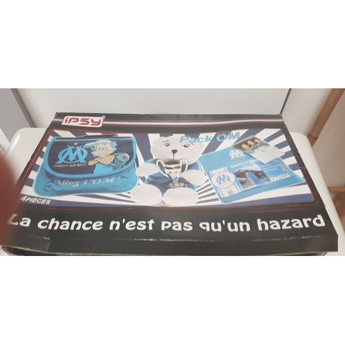 SET DE 4 PIECES DE L OLYMPIQUE DE MARSEILLE / SAC + PELUCHE + COUVRE SIEGE + DVD / NEUF DANS SA GRANDE BOITE DE 50X35 CM