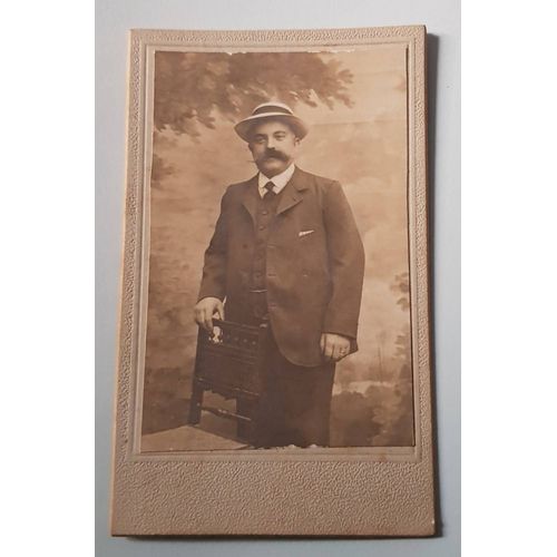 Ancienne Photographie Cartonnée , Homme Costumé Avec Canotier Et Grosse.... 