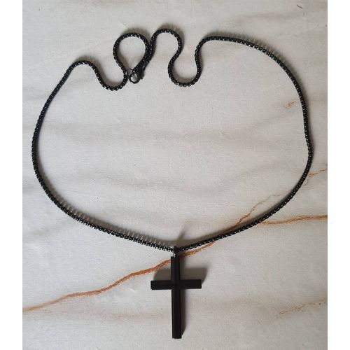 Collier Avec Pendentif Croix Noire