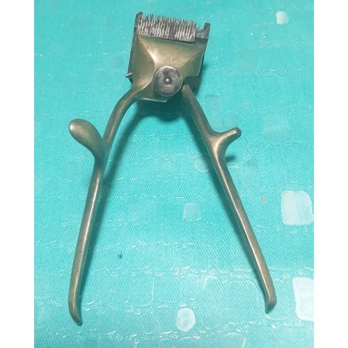 Petite Tondeuse Ancienne En Metal Couleur Bronze