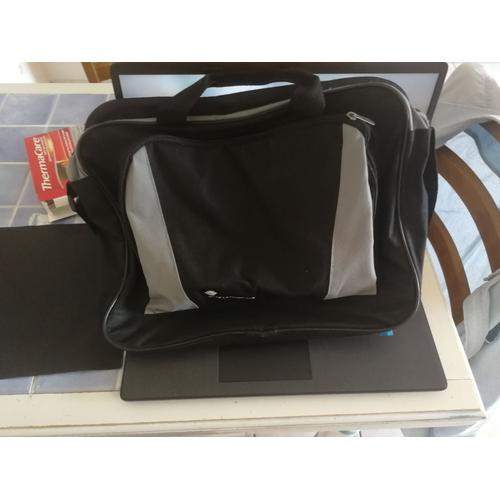 Ordinateur portable HP acheter en janvier vendu avec housse et souris