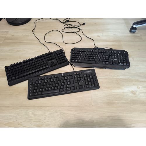 Lot de 3 claviers PC.