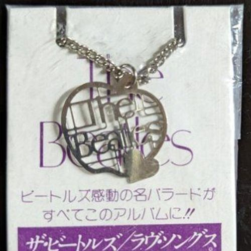 The Beatles : Necklace / Pendentif Promo Label 1977 ¿Love Songs¿ (Japan Import)