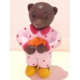 Figurine Petit Ours Brun En Pyjama Avec Voiture Orange Dans Les Mains. Bayard