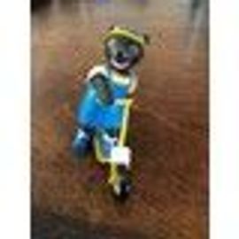 Petit Ours Brun Fait De La Trottinette. Bayard Presse