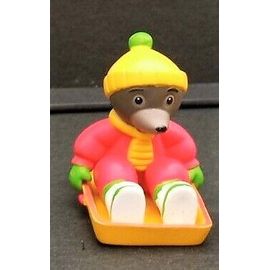 Figurine Petit Ours Brun Sur Luge. Bayard Presse