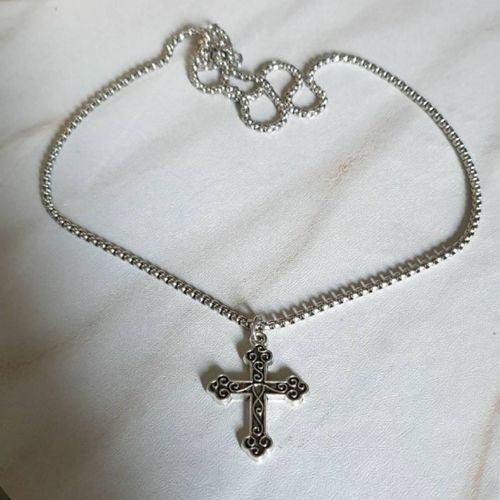 Collier Avec Pendentif Croix Argentée