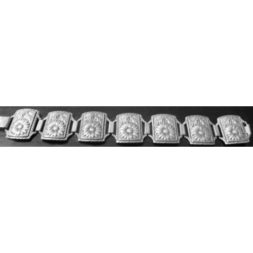 Bracelet - 7 Plaques Représentant Des Fleurs