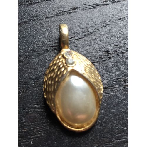 Pendentif Doré Incrusté D'une Perle
