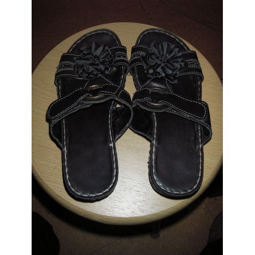 Sandales À Scratch En Cuir Noir, Taille 36, Fantaisie Fleur Ton Sur Ton Sur Le Dessus À L'avant, Talon 3,5 Cm, Fermeture Scratch À Enfiler Dans Un Anneau En Métal Doré.