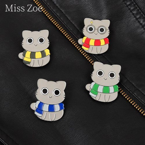 Petit Chat Gris Avec Écharpe Pinscarton, Broches En Émail, Animaux Mignons Kawaii, Badge Personnalisé, Sac À Dos, Vêtements À Revers, Bijoux Cadeau