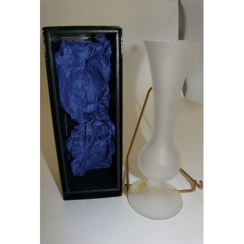 Petit Pique Fleur En Verre Sablé - Cristal De Sevres / Ht En 20 Cm - Dans Sa Boite D'origine