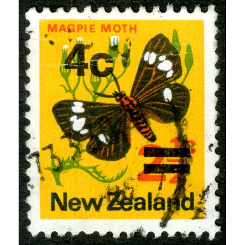 Timbre Oblitéré New Zealand, Magpie Moth, 4c