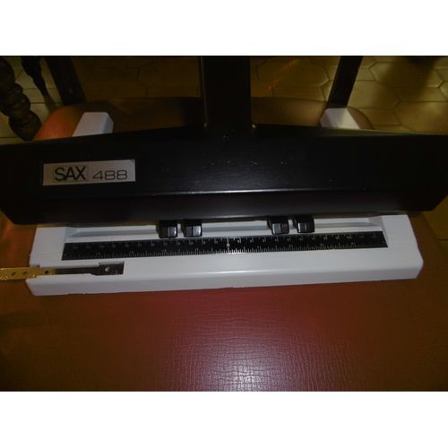 Perforateur 4 Trous Ajustable 25feuilles Sax 488