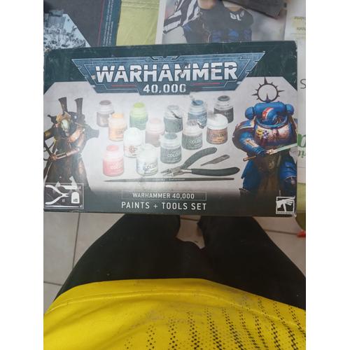 Boîte se base pour peinture Warhammer 40k avec pinceau citadel et pice  ainsi que son porte figurine citadel pour peindre avec les main propre
