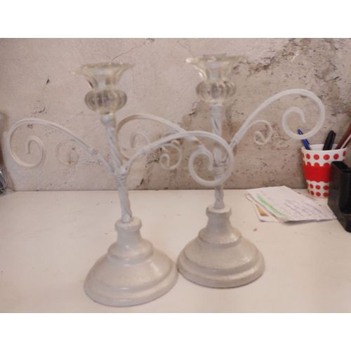 Lot de 2 Chandeliers métal "baroque" 1 Branche¿ couleur "blanc/beige lavé" avec pied en fonte