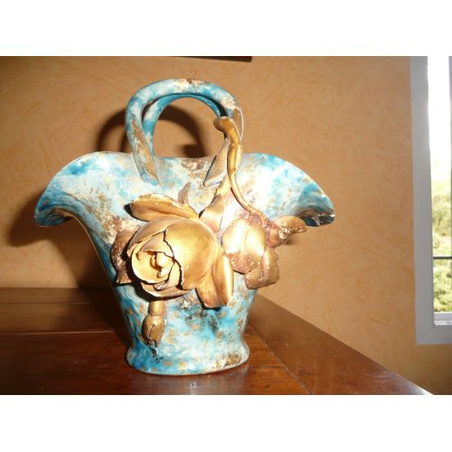 Joli Panier En Céramique Bleue Ornée De Roses Dorées.