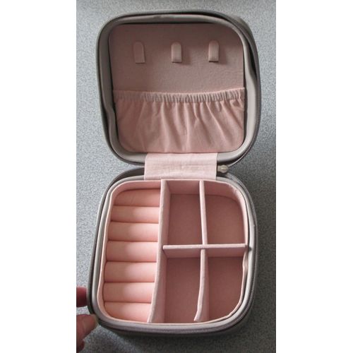Boite À Bijoux Kelia-Petit Coffret Recouvert À L'extérieur De Pvc Gris Et À L'intérieur De Tissu Velours Rose Pale-12x12x6cm-Fermeture Par Zip Avec Curseur Argenté-Compartiments Pour Rangement Bijoux