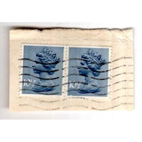 2 Timbres Royaume Uni : Oblitérés, Profil Gauche De La Reine Elizabeth Sur Fond Bleu Gris, 10,5 P