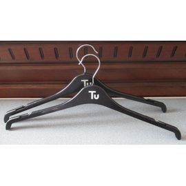Deux Cintres Porte-Manteau En Plastique Noir Marqués Tu En Lettres Blanches - Forme Courbe - Largeur Totale 46cm - Partie Évidée Pour Glisser Un Cordon Ou Une Bretelle À Chaque Bout