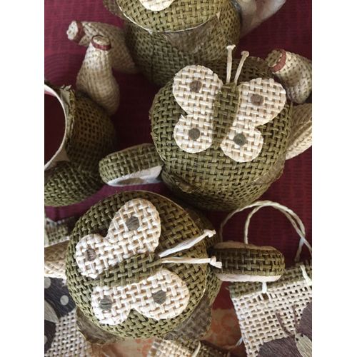 Lot : - 5 Mini-Théières Ouvertes En Toile De Jute (Hauteur 7 Cm). - 4 Petits Sachets En Toile De Jute (Hauteur : 8 Cm - Largeur : 6 Cm). - 2 Boîtes En Bois Inscription "Baby" 4 Cm (Hauteur) X 7 Cm