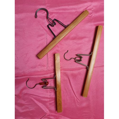 Lot De Cintres En Bois