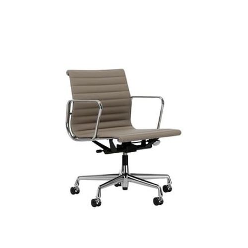 Vitra - Chaise En Aluminium Ea 117, Structure Polie, Roulettes Souples Pour Sols Durs - Chrome Brillant - Cuir Premium F/Plano - Sable/Café - Roulettes Pour Tapis De Sol - Beige