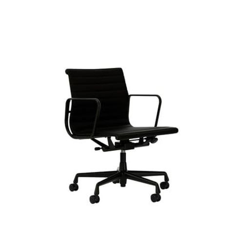 Vitra - Chaise En Aluminium Ea 117, Structure Polie, Roulettes Souples Pour Sols Durs - Noir Profond - Cuir Premium F/Plano - Nero/Nero - Roulettes Pour Sols Durs - Noir
