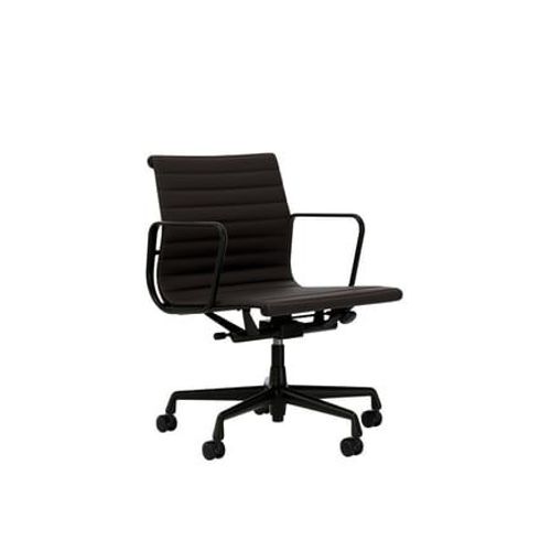 Vitra - Chaise En Aluminium Ea 117, Structure Polie, Roulettes Souples Pour Sols Durs - Noir Profond - Cuir Premium F/Plano - Chocolat/Marron - Roulettes Pour Sols Durs - Marron