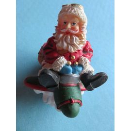 Père Noël en plâtre sur son avion