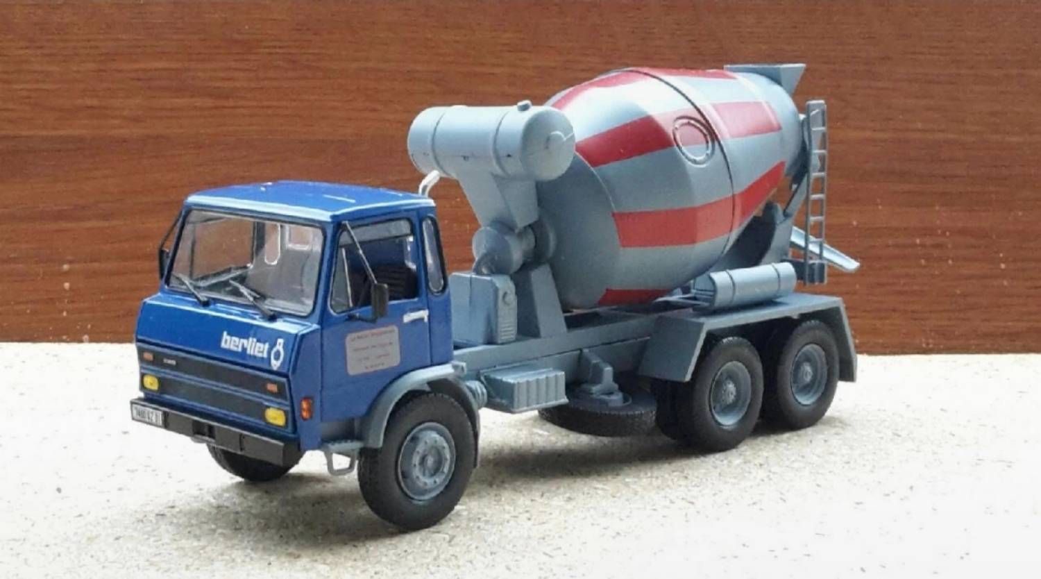 Camion Berliet Grh 230 6×4 Porte-Malaxeur De La Marque Ixo À L'échelle 1/43ème En Zamak Et Plastique Avec Une Reproduction Fidèle Et Une Décoration Exceptionnelle. Produit Neuf Dans Son Emballage.-Ixo