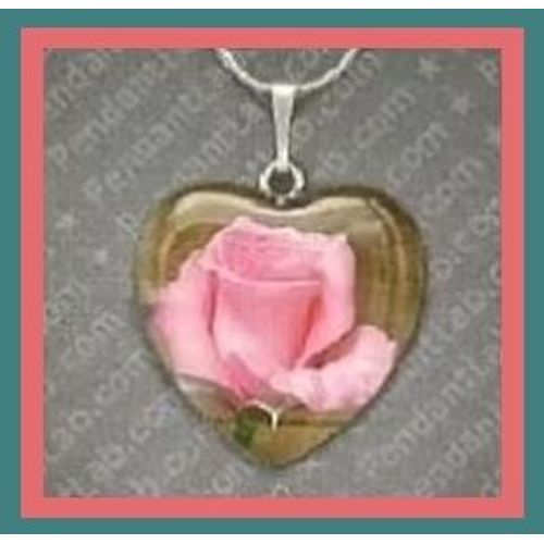 1 Pendentif ( Coeur Une Rose, Couleur Rose Claire, Sur Fond Marron Clair ) Verre & Laiton